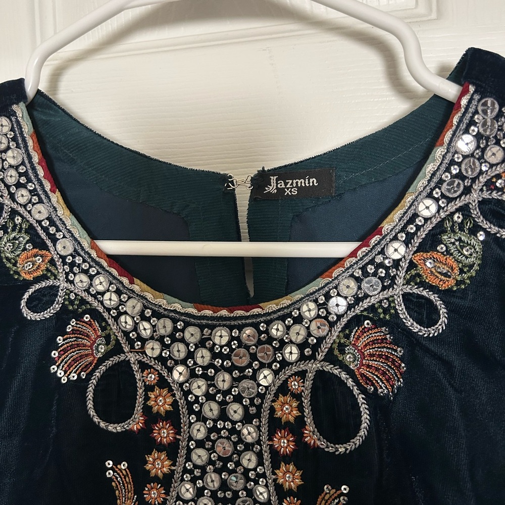 Embroidered Black Velvet Pakistani Salwar Kameez 3pc - Picture 3 of 6